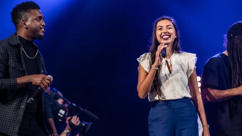 Une fête annuelle qui célèbre cette année ses 40 ans et qui est devenue l’événement culturel le plus fréquenté de l’année. La fête de toutes les musiques sur Réunion la 1ère c’est du 21 au 24 juin. Cette fête est à l’image de la place de la musique dans nos vies, spontanée, vivante, omniprésente. Réunion la 1ère marque une nouvelle fois son indéfectible attachement à la musique en réaffirmant son soutien à cette manifestation fédératrice et populaire, qui fête cette année ses 40 ans avec un planning riche e