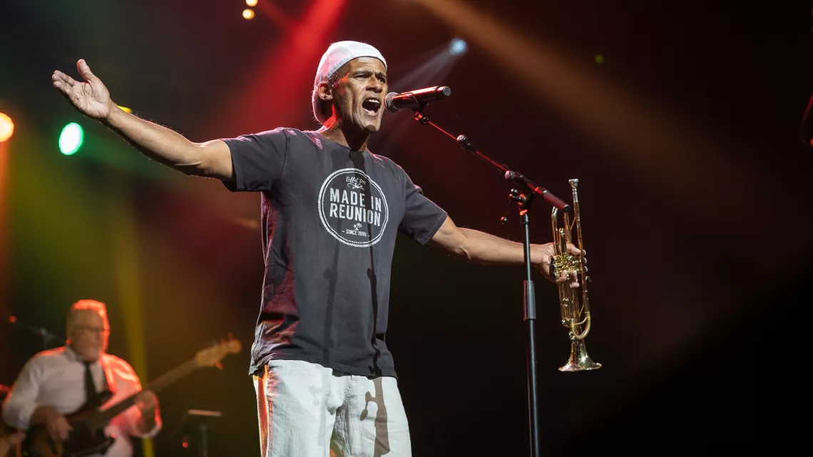 Une fête annuelle qui célèbre cette année ses 40 ans et qui est devenue l’événement culturel le plus fréquenté de l’année. La fête de toutes les musiques sur Réunion la 1ère c’est du 21 au 24 juin. Cette fête est à l’image de la place de la musique dans nos vies, spontanée, vivante, omniprésente. Réunion la 1ère marque une nouvelle fois son indéfectible attachement à la musique en réaffirmant son soutien à cette manifestation fédératrice et populaire, qui fête cette année ses 40 ans avec un planning riche e
