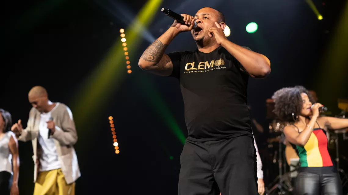 Une fête annuelle qui célèbre cette année ses 40 ans et qui est devenue l’événement culturel le plus fréquenté de l’année. La fête de toutes les musiques sur Réunion la 1ère c’est du 21 au 24 juin. Cette fête est à l’image de la place de la musique dans nos vies, spontanée, vivante, omniprésente. Réunion la 1ère marque une nouvelle fois son indéfectible attachement à la musique en réaffirmant son soutien à cette manifestation fédératrice et populaire, qui fête cette année ses 40 ans avec un planning riche e