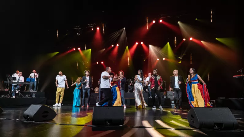 Une fête annuelle qui célèbre cette année ses 40 ans et qui est devenue l’événement culturel le plus fréquenté de l’année. La fête de toutes les musiques sur Réunion la 1ère c’est du 21 au 24 juin. Cette fête est à l’image de la place de la musique dans nos vies, spontanée, vivante, omniprésente. Réunion la 1ère marque une nouvelle fois son indéfectible attachement à la musique en réaffirmant son soutien à cette manifestation fédératrice et populaire, qui fête cette année ses 40 ans avec un planning riche e