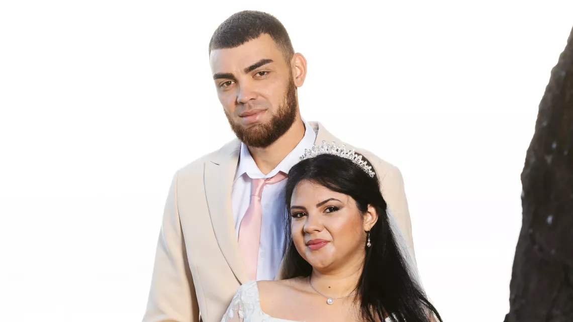 Mariage 4 : Jackie & Julien Jacky et Julien s’unissent du côté de Saint-Philippe dans la pure tradition créole. C’est entouré de leur famille qui a vu grandir leur amour et qui a œuvré pour qu’ils aient le mariage de leur rêve que nos tourtereaux se disent oui