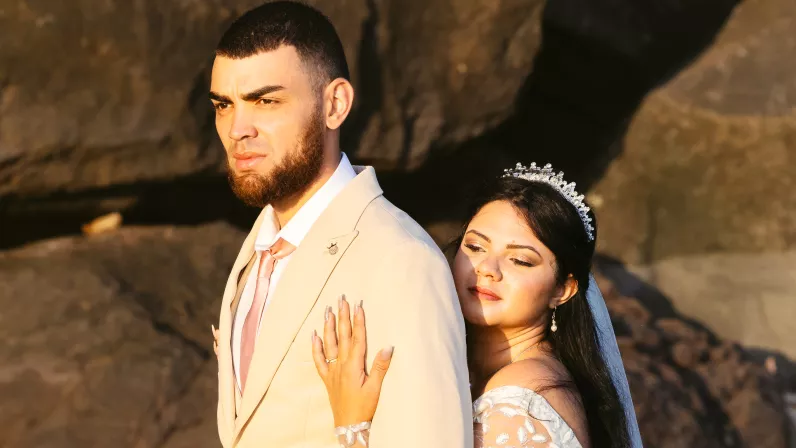 Mariage 4 : Jackie & Julien Jacky et Julien s’unissent du côté de Saint-Philippe dans la pure tradition créole. C’est entouré de leur famille qui a vu grandir leur amour et qui a œuvré pour qu’ils aient le mariage de leur rêve que nos tourtereaux se disent oui