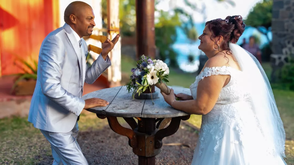 6 mariages, 6 histoires et un témoin privilégié, Rocaya ! @Reunionla1ère  Lamour lé dou fait sa rentrée sur Réunion la 1ère. Rocaya signe son retour le vendredi 07 février 2025 dès 19.50 pour une nouvelle saison placée sous le signe de l’émotion.  Vendredi 7 février 2025   Mariage 1 : Johanne & Johan Quand Johan rencontre Johanne leur histoire d’amour prend immédiatement une tournure passionnée. 