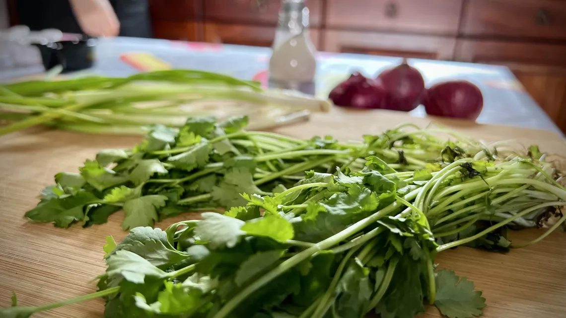 KALOU PILON SAISON 3  Pour cette troisième édition, Jacky et Olivier nous emmènent de nouveau découvrir le terroir de notre belle île. L’art de la table est alors un prétexte pour rencontrer ces amateurs passionnés de cuisine, leurs familles et échanger leurs délicieuses recettes. C’est sûr, cette émission vous mettra l’eau à la bouche ! Vous découvrirez de nouvelles recettes mais aussi une surprise, une participante chère au public réunionnais qui partagera sa table avec Kalou Pilon."