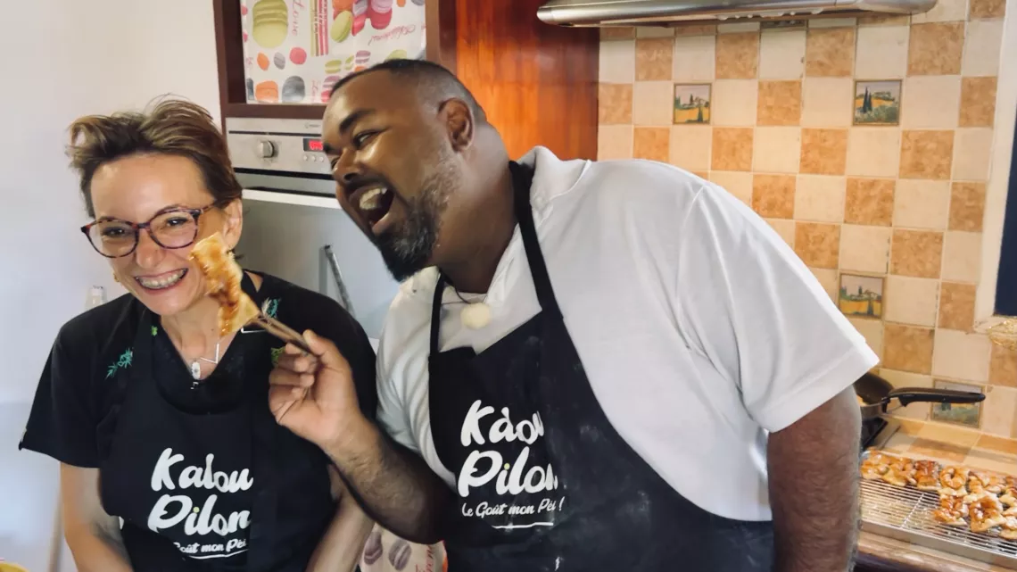 KALOU PILON SAISON 3  Pour cette troisième édition, Jacky et Olivier nous emmènent de nouveau découvrir le terroir de notre belle île. L’art de la table est alors un prétexte pour rencontrer ces amateurs passionnés de cuisine, leurs familles et échanger leurs délicieuses recettes. C’est sûr, cette émission vous mettra l’eau à la bouche ! Vous découvrirez de nouvelles recettes mais aussi une surprise, une participante chère au public réunionnais qui partagera sa table avec Kalou Pilon."