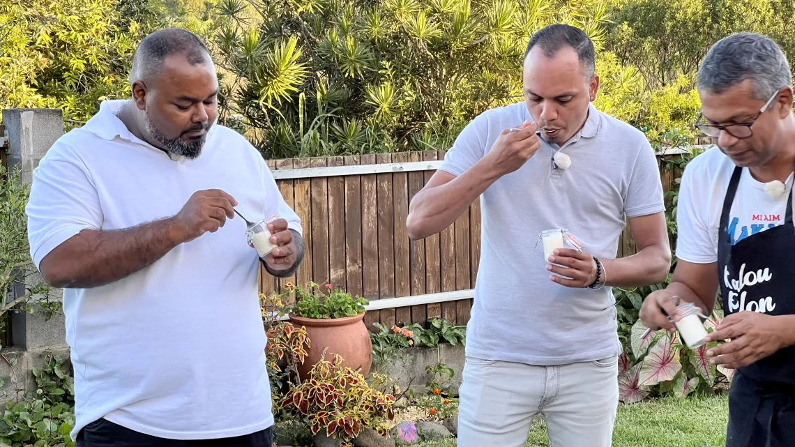 KALOU PILON SAISON 3  Pour cette troisième édition, Jacky et Olivier nous emmènent de nouveau découvrir le terroir de notre belle île. L’art de la table est alors un prétexte pour rencontrer ces amateurs passionnés de cuisine, leurs familles et échanger leurs délicieuses recettes. C’est sûr, cette émission vous mettra l’eau à la bouche ! Vous découvrirez de nouvelles recettes mais aussi une surprise, une participante chère au public réunionnais qui partagera sa table avec Kalou Pilon."