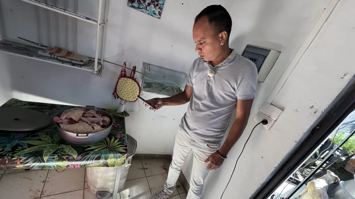 KALOU PILON SAISON 3  Pour cette troisième édition, Jacky et Olivier nous emmènent de nouveau découvrir le terroir de notre belle île. L’art de la table est alors un prétexte pour rencontrer ces amateurs passionnés de cuisine, leurs familles et échanger leurs délicieuses recettes. C’est sûr, cette émission vous mettra l’eau à la bouche ! Vous découvrirez de nouvelles recettes mais aussi une surprise, une participante chère au public réunionnais qui partagera sa table avec Kalou Pilon."