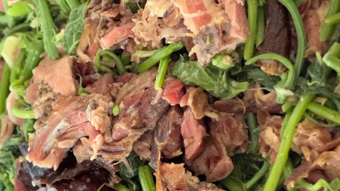 KALOU PILON / Saison 3 EPISODE 5 : Cette semaine, Lucay nous invite à manger du côté de St Joseph et les bons produits péi sont au rendez-vous. Il met à  l’honneur le zandouille péi, un des emblèmes de la charcuterie Réunionnaise, à déguster sous différentes recettes.