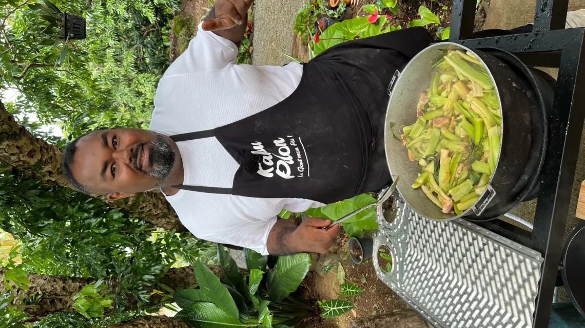 KALOU PILON / Saison 3 EPISODE 5 : Cette semaine, Lucay nous invite à manger du côté de St Joseph et les bons produits péi sont au rendez-vous. Il met à  l’honneur le zandouille péi, un des emblèmes de la charcuterie Réunionnaise, à déguster sous différentes recettes.