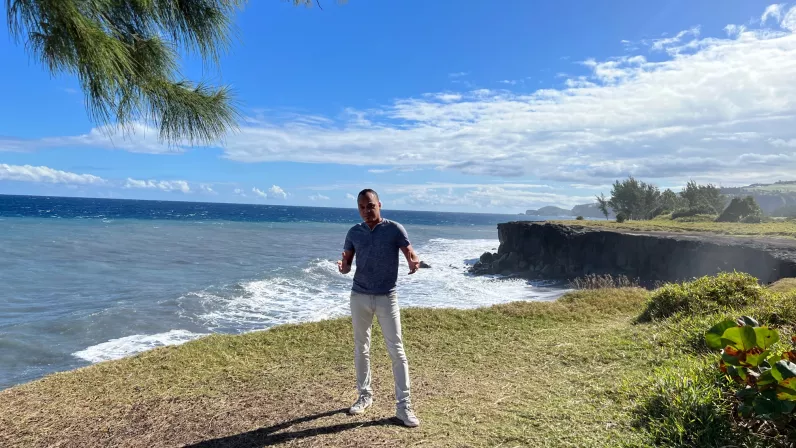 KALOU PILON / Saison 3 EPISODE 5 : Cette semaine, Lucay nous invite à manger du côté de St Joseph et les bons produits péi sont au rendez-vous. Il met à  l’honneur le zandouille péi, un des emblèmes de la charcuterie Réunionnaise, à déguster sous différentes recettes.