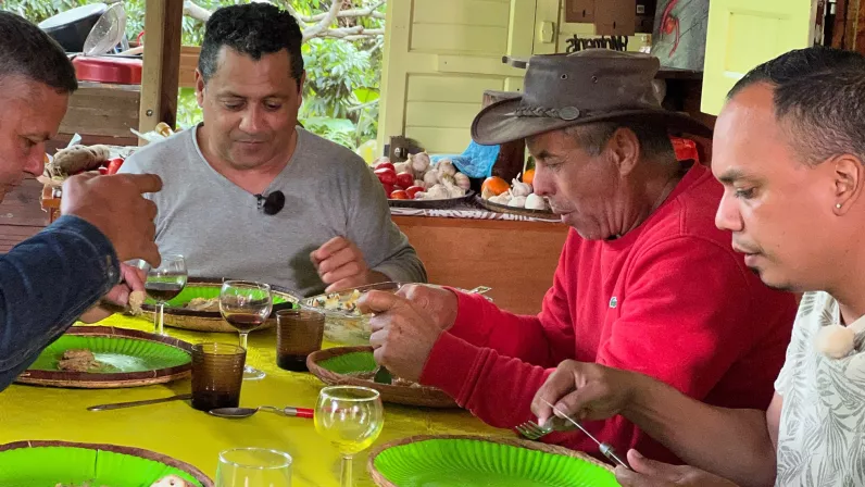 KALOU PILON / Saison 3 EPISODE 5 : Cette semaine, Lucay nous invite à manger du côté de St Joseph et les bons produits péi sont au rendez-vous. Il met à  l’honneur le zandouille péi, un des emblèmes de la charcuterie Réunionnaise, à déguster sous différentes recettes.