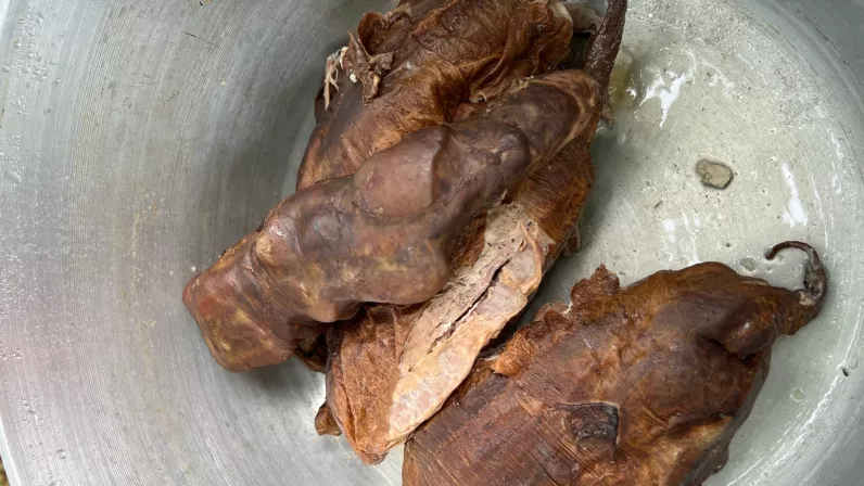 KALOU PILON / Saison 3 EPISODE 5 : Cette semaine, Lucay nous invite à manger du côté de St Joseph et les bons produits péi sont au rendez-vous. Il met à  l’honneur le zandouille péi, un des emblèmes de la charcuterie Réunionnaise, à déguster sous différentes recettes.