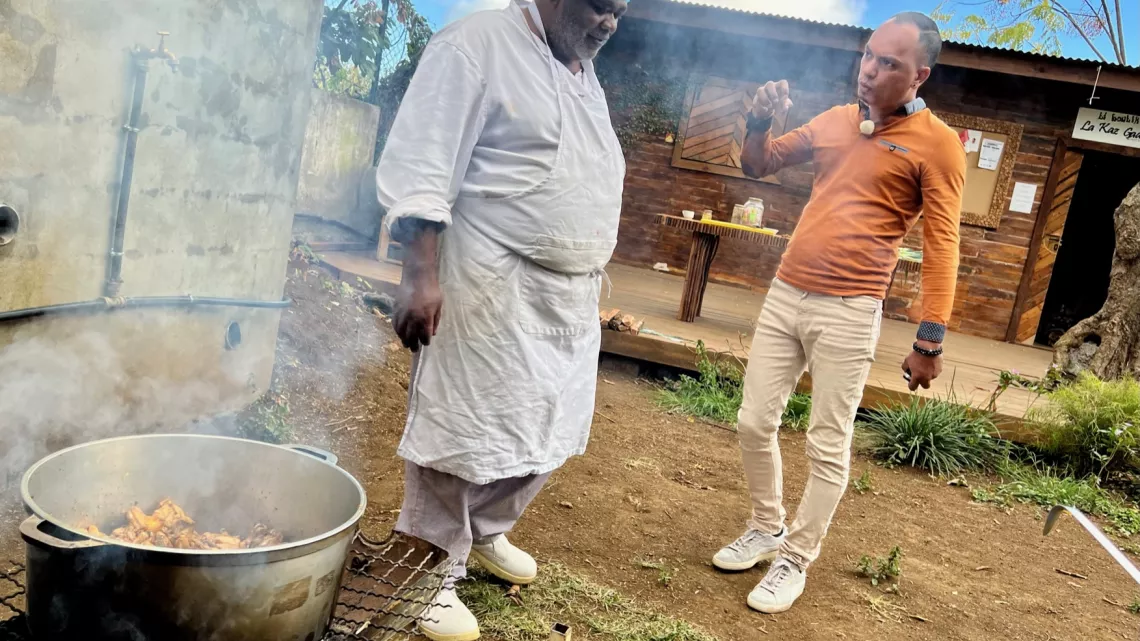 KALOU PILON  S3  Episode 3 Cette semaine, Jacky et Olivier mettent   le cap vers l'ouest. Ils cuisineront avec des Dalonnes mais pas n'importe lesquelles celles de l'Académie des Dalons du Bernica. Au menu, quiche aux légumes, civet coq, carri camarons et gâteau patates
