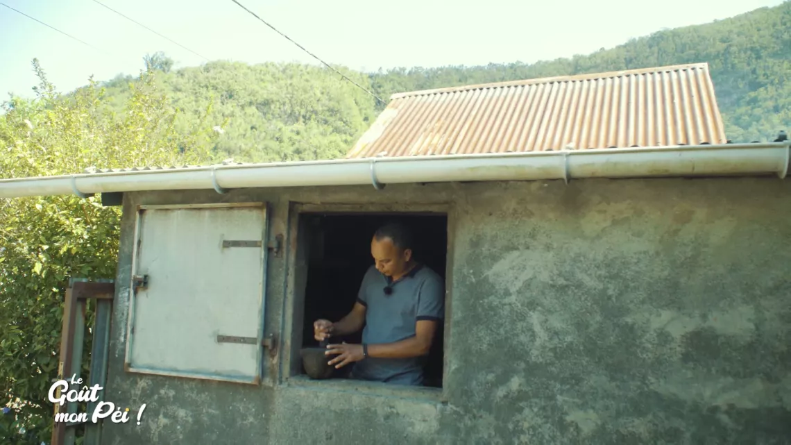 Episode 8 : Cette semaine Kalou Pilon nous emmène à la plaine des Grègues, la capitale du curcuma, le « safran péi » épice incontournable « le goût mon péi »