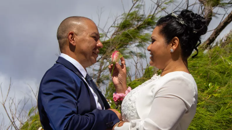 LAMOUR LE DOU S11 / Ep.4 Florence et Éric Pour Florence, 42 ans, il a suffi d’un seul clic sur le profil d’Éric, 44 ans, pour trouver en lui son âme-sœur. Rapidement, la jeune femme épaule sa moitié dans son entreprise qui bat de l’aile et le couple finit par s’en sortir. Éric prend maintenant du temps pour lui après avoir surmonté cette épreuve. Et quoi de mieux qu’une union pour vivre un bonheur amplement mérité. Toute l’équipe de Lamour Lé Dou vous emmène du côté de Saint-Joseph pour assister au mariage 