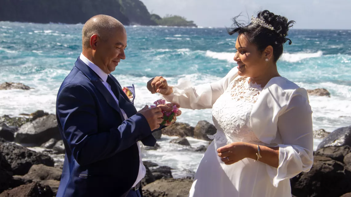 LAMOUR LE DOU S11 / Ep.4 Florence et Éric Pour Florence, 42 ans, il a suffi d’un seul clic sur le profil d’Éric, 44 ans, pour trouver en lui son âme-sœur. Rapidement, la jeune femme épaule sa moitié dans son entreprise qui bat de l’aile et le couple finit par s’en sortir. Éric prend maintenant du temps pour lui après avoir surmonté cette épreuve. Et quoi de mieux qu’une union pour vivre un bonheur amplement mérité. Toute l’équipe de Lamour Lé Dou vous emmène du côté de Saint-Joseph pour assister au mariage 