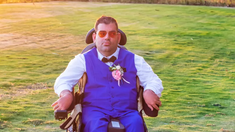 Rocaya a suivi pour nous tous les préparatifs : la carte du menu, la décoration, le choix de la robe de la mariée ou du costume du marié, le passage chez le coiffeur jusqu’à l’échange des vœux de mariage suivi de la soirée du plus beau jour de leur vie.  Elle ouvre la 1ère cérémonie avec un couple en situation de handicap :  Flavie et Éric