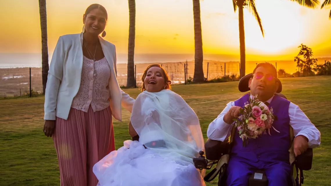 Rocaya a suivi pour nous tous les préparatifs : la carte du menu, la décoration, le choix de la robe de la mariée ou du costume du marié, le passage chez le coiffeur jusqu’à l’échange des vœux de mariage suivi de la soirée du plus beau jour de leur vie.  Elle ouvre la 1ère cérémonie avec un couple en situation de handicap :  Flavie et Éric