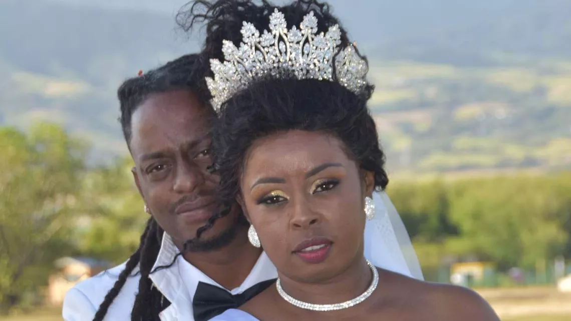 LAMOUR LE DOU SAISON 11 EP.2  Saquilla et Christophe. Le moins que l’on puisse dire c’est que la vie n’a pas été tendre avec Saquilla 37 ans et Christophe 39 ans. C’est l’amour est venu panser les plaies de l’adolescence de nos deux tourtereaux. Trois enfants sont venus cimenter leur relation de 21 ans qui se concrétise par un mariage du côté de Saint-Louis. 