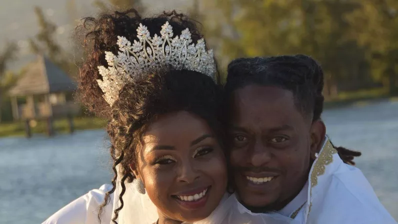 LAMOUR LE DOU SAISON 11 EP.2  Saquilla et Christophe. Le moins que l’on puisse dire c’est que la vie n’a pas été tendre avec Saquilla 37 ans et Christophe 39 ans. C’est l’amour est venu panser les plaies de l’adolescence de nos deux tourtereaux. Trois enfants sont venus cimenter leur relation de 21 ans qui se concrétise par un mariage du côté de Saint-Louis. 