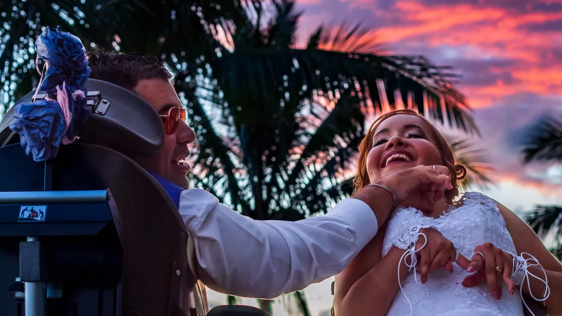 Rocaya a suivi pour nous tous les préparatifs : la carte du menu, la décoration, le choix de la robe de la mariée ou du costume du marié, le passage chez le coiffeur jusqu’à l’échange des vœux de mariage suivi de la soirée du plus beau jour de leur vie.  Elle ouvre la 1ère cérémonie avec un couple en situation de handicap :  Flavie et Éric