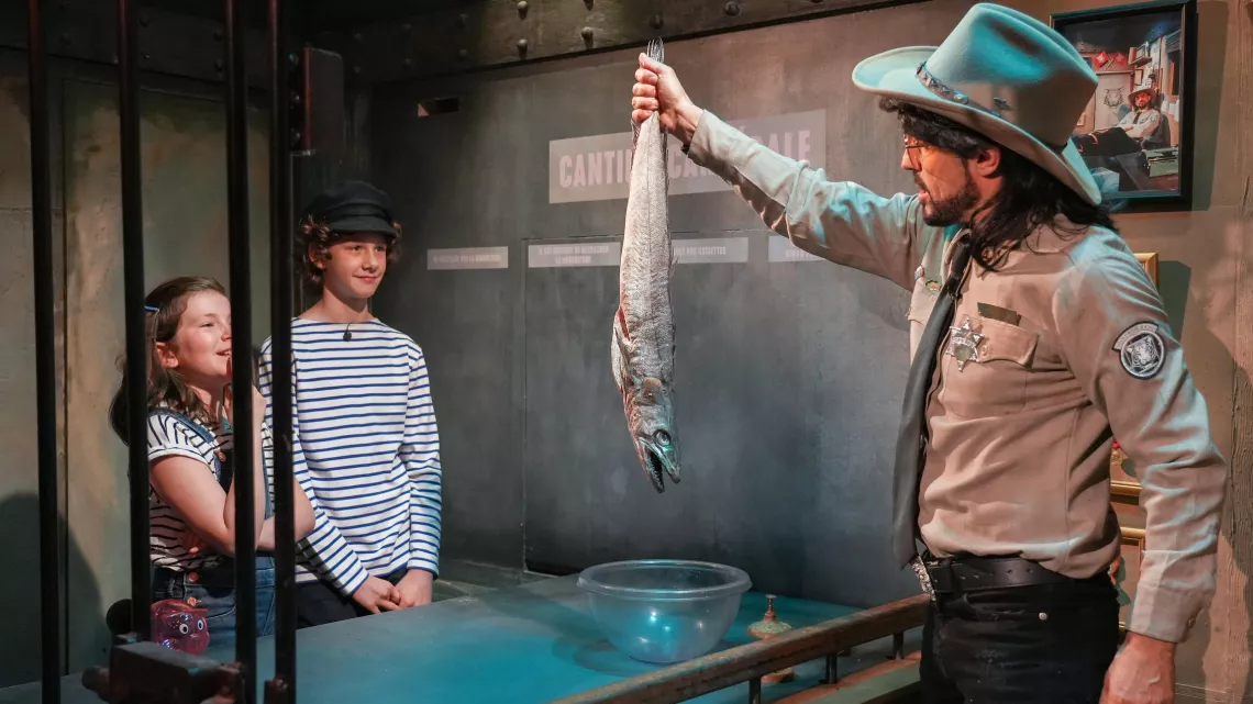 Willy qui montre un poisson aux candidats