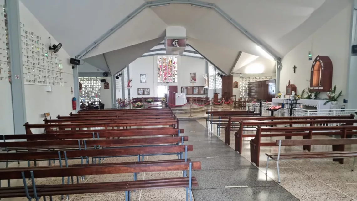 La messe solennelle sera diffusée en différée sur Réunion la 1ère à 13.10 Elle est présidée par Mgr Gilbert Aubry et concélébrée par les Pères Augustin Tsikivy et Brice Bouetoumoussa, les curés de la paroisse et par le diacre Sébastien Merion. C’est une messe chantée avec la participation de la chorale de la Trinité, dirigée par le chef de choeur William Cadet et commentée par le père Jean-Denis Ferrère. Cette célébration sera l’occasion de découvrir la paroisse vivante et multiculturelle de Notre-Dame de l