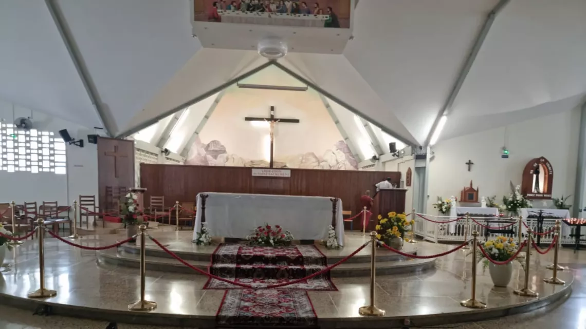 La messe solennelle sera diffusée en différée sur Réunion la 1ère à 13.10 Elle est présidée par Mgr Gilbert Aubry et concélébrée par les Pères Augustin Tsikivy et Brice Bouetoumoussa, les curés de la paroisse et par le diacre Sébastien Merion. C’est une messe chantée avec la participation de la chorale de la Trinité, dirigée par le chef de choeur William Cadet et commentée par le père Jean-Denis Ferrère. Cette célébration sera l’occasion de découvrir la paroisse vivante et multiculturelle de Notre-Dame de l