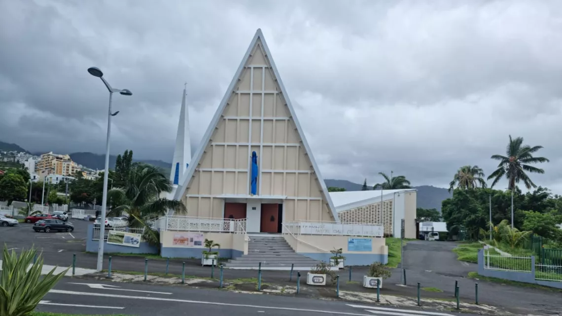 La messe solennelle sera diffusée en différée sur Réunion la 1ère à 13.10 Elle est présidée par Mgr Gilbert Aubry et concélébrée par les Pères Augustin Tsikivy et Brice Bouetoumoussa, les curés de la paroisse et par le diacre Sébastien Merion. C’est une messe chantée avec la participation de la chorale de la Trinité, dirigée par le chef de choeur William Cadet et commentée par le père Jean-Denis Ferrère. Cette célébration sera l’occasion de découvrir la paroisse vivante et multiculturelle de Notre-Dame de l