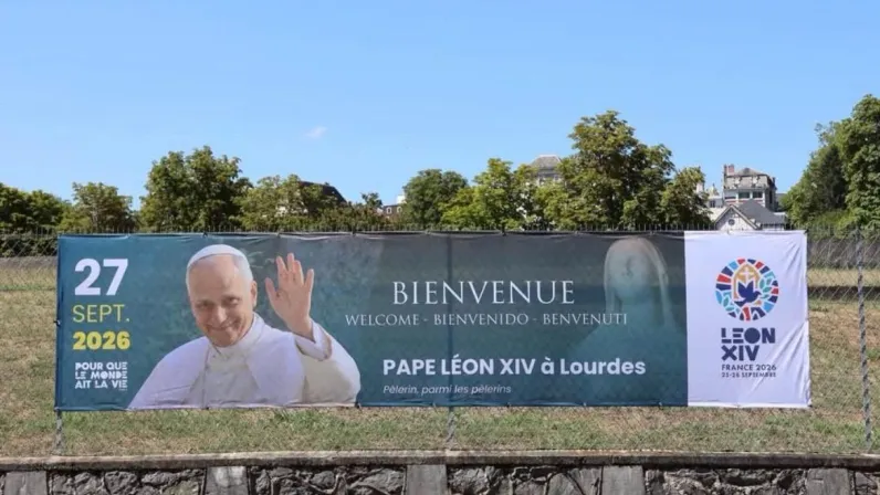 Un rendez-vous très attendu à La Réunion C’est un événement médiatique d’une ampleur exceptionnelle : à l'occasion du voyage apostolique du pape Léon XIV en France, Réunion La 1ère se mobilise. À La Réunion, terre de dialogue interreligieux, la venue du Souverain Pontife constitue un moment de ferveur absolue. Fidèle à sa mission de proximité, Réunion La 1ère propose aux téléspectateurs et auditeurs de l'île de suivre en direct trois grands temps forts de ce voyage historique, à la télévision et à la radio.