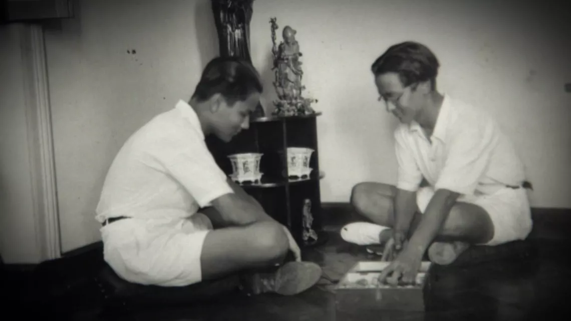 Voilà le récit croisé de l’engagement de deux Réunionnais lancés dans le grand bain de l’Histoire du XXe siècle. Jacques Vergès, l’avocat mondialement connu et Paul Vergès, l’homme politique arrivé, après 40 années de luttes, au sommet du pouvoir à La Réunion. L’engagement militant de l’un servira de boussole et la célébrité de l’autre d’épouvantail.