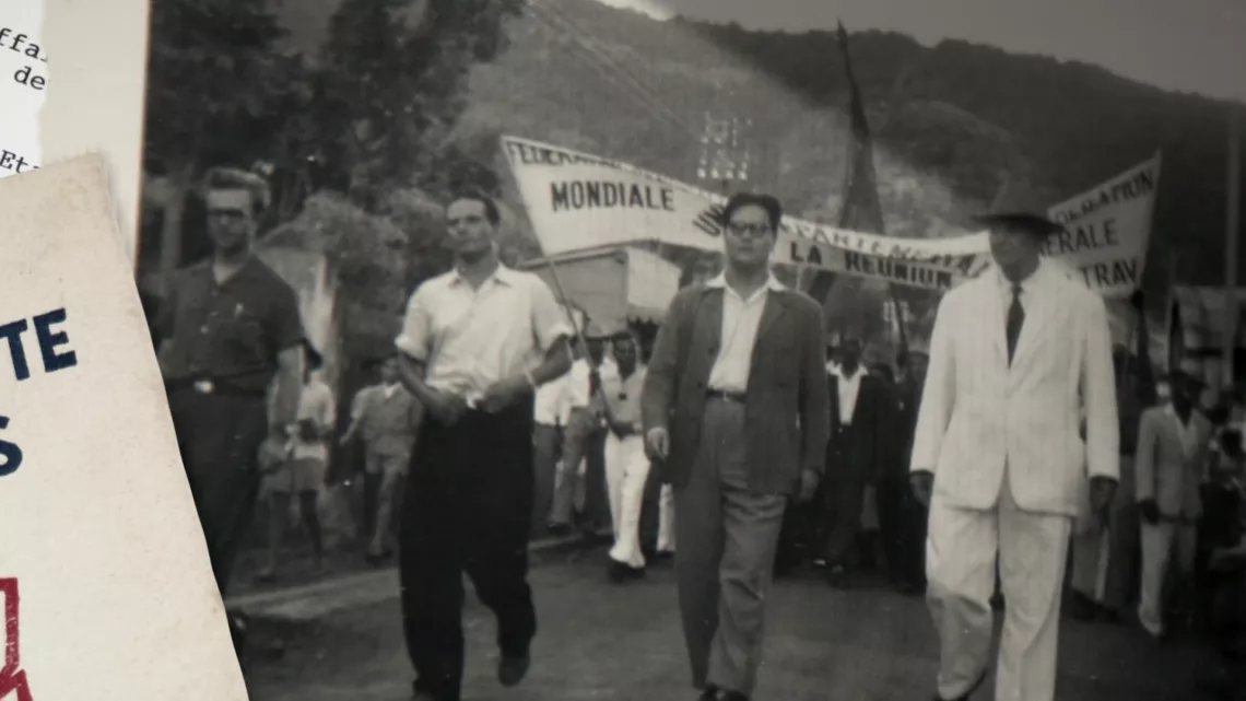 Voilà le récit croisé de l’engagement de deux Réunionnais lancés dans le grand bain de l’Histoire du XXe siècle. Jacques Vergès, l’avocat mondialement connu et Paul Vergès, l’homme politique arrivé, après 40 années de luttes, au sommet du pouvoir à La Réunion. L’engagement militant de l’un servira de boussole et la célébrité de l’autre d’épouvantail.