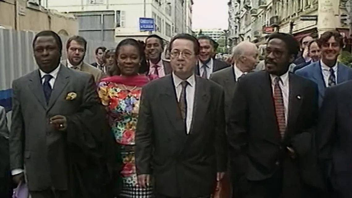 Voilà le récit croisé de l’engagement de deux Réunionnais lancés dans le grand bain de l’Histoire du XXe siècle. Jacques Vergès, l’avocat mondialement connu et Paul Vergès, l’homme politique arrivé, après 40 années de luttes, au sommet du pouvoir à La Réunion. L’engagement militant de l’un servira de boussole et la célébrité de l’autre d’épouvantail.