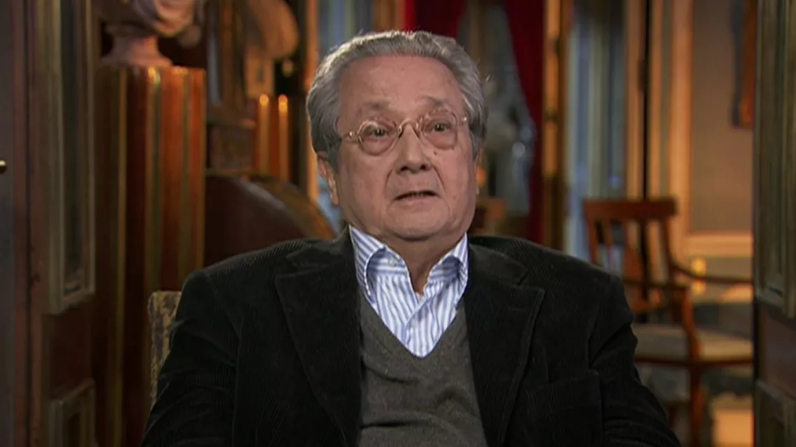 Voilà le récit croisé de l’engagement de deux Réunionnais lancés dans le grand bain de l’Histoire du XXe siècle. Jacques Vergès, l’avocat mondialement connu et Paul Vergès, l’homme politique arrivé, après 40 années de luttes, au sommet du pouvoir à La Réunion. L’engagement militant de l’un servira de boussole et la célébrité de l’autre d’épouvantail.