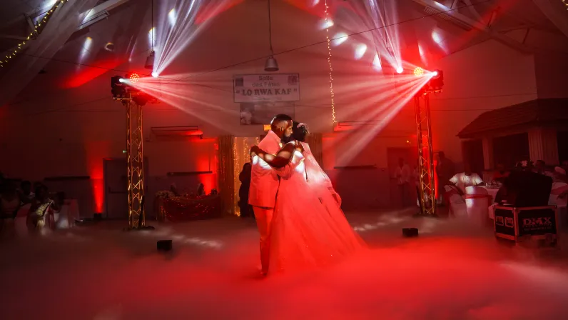 Entre eux, l’évidence s'est imposée comme une promesse d'apaisement. Née d'un échange sur les réseaux sociaux, leur rencontre a mis fin à des années de doutes et de blessures. 