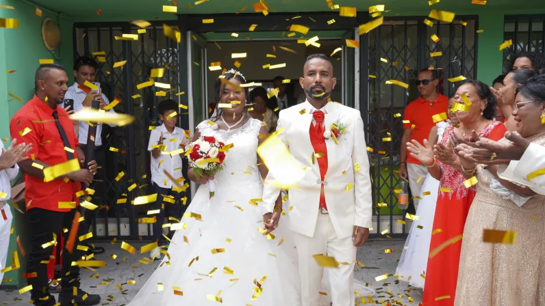 Entre eux, l’évidence s'est imposée comme une promesse d'apaisement. Née d'un échange sur les réseaux sociaux, leur rencontre a mis fin à des années de doutes et de blessures. 