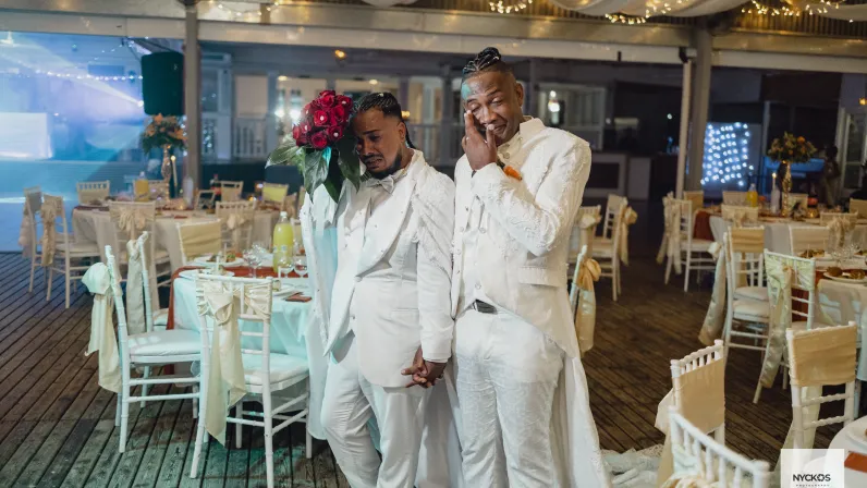 Épisode : n°4 - Le Mariage de Eymerick et de Fabrice Un amour qui s'écrit enfin au grand jour ! ❤️🌈   Samedi 28 février à 19h50 sur Réunion la 1ère, plongez-vous au cœur de l'histoire d'Eymerick et Fabrice dans "Lamour lé Dou".  Rocaya nous emmène à la rencontre de Eymerick et Fabrice. Si leur relation s'est construite sur plusieurs années, leur vie commune est récente, puisqu'ils partagent le même toit depuis un an.