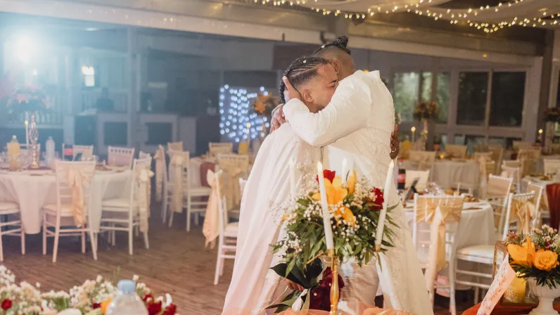 Épisode : n°4 - Le Mariage de Eymerick et de Fabrice Un amour qui s'écrit enfin au grand jour ! ❤️🌈   Samedi 28 février à 19h50 sur Réunion la 1ère, plongez-vous au cœur de l'histoire d'Eymerick et Fabrice dans "Lamour lé Dou".  Rocaya nous emmène à la rencontre de Eymerick et Fabrice. Si leur relation s'est construite sur plusieurs années, leur vie commune est récente, puisqu'ils partagent le même toit depuis un an.