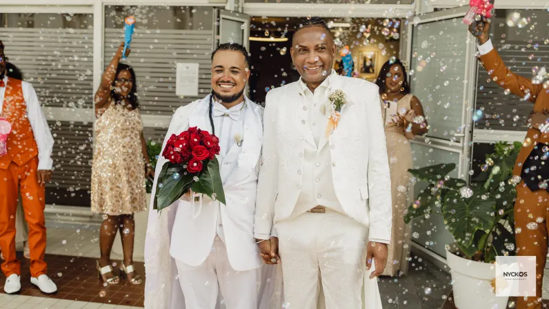 Épisode : n°4 - Le Mariage de Eymerick et de Fabrice Un amour qui s'écrit enfin au grand jour ! ❤️🌈   Samedi 28 février à 19h50 sur Réunion la 1ère, plongez-vous au cœur de l'histoire d'Eymerick et Fabrice dans "Lamour lé Dou".  Rocaya nous emmène à la rencontre de Eymerick et Fabrice. Si leur relation s'est construite sur plusieurs années, leur vie commune est récente, puisqu'ils partagent le même toit depuis un an.