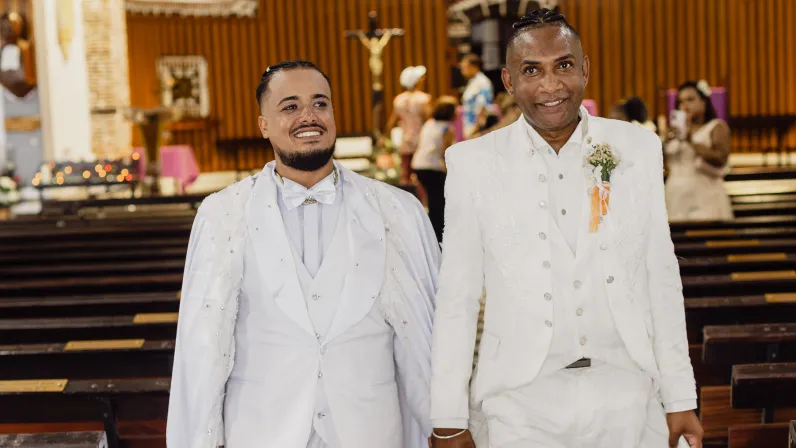 Épisode : n°4 - Le Mariage de Eymerick et de Fabrice Un amour qui s'écrit enfin au grand jour ! ❤️🌈   Samedi 28 février à 19h50 sur Réunion la 1ère, plongez-vous au cœur de l'histoire d'Eymerick et Fabrice dans "Lamour lé Dou".  Rocaya nous emmène à la rencontre de Eymerick et Fabrice. Si leur relation s'est construite sur plusieurs années, leur vie commune est récente, puisqu'ils partagent le même toit depuis un an.