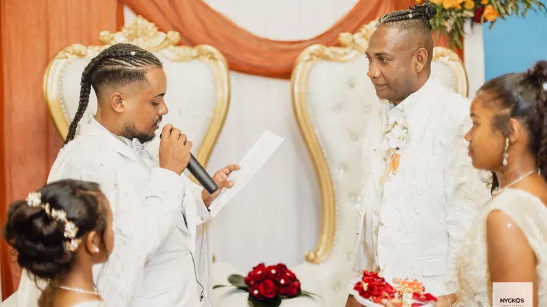 Épisode : n°4 - Le Mariage de Eymerick et de Fabrice Un amour qui s'écrit enfin au grand jour ! ❤️🌈   Samedi 28 février à 19h50 sur Réunion la 1ère, plongez-vous au cœur de l'histoire d'Eymerick et Fabrice dans "Lamour lé Dou".  Rocaya nous emmène à la rencontre de Eymerick et Fabrice. Si leur relation s'est construite sur plusieurs années, leur vie commune est récente, puisqu'ils partagent le même toit depuis un an.