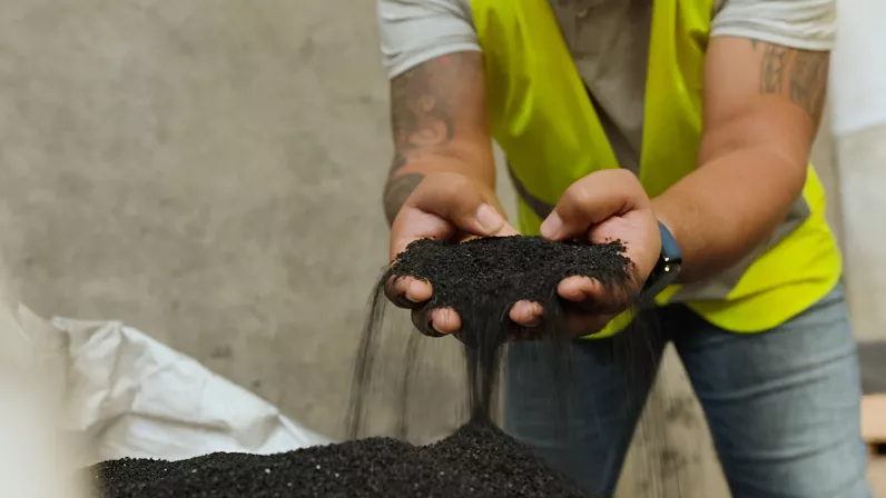 LES NOUVEAUS DEFIS SAISON 4 Les Nouveaux Défis, votre rendez-vous avec l’économie de l'île sur Réunion la 1ère.  Chaque mois, Stéphanie Joannès vous invite dans les coulisses des entreprises et des industries de notre île à la découverte des secrets de la production locale et à la rencontre des hommes et des femmes qui font vivre l’économie.