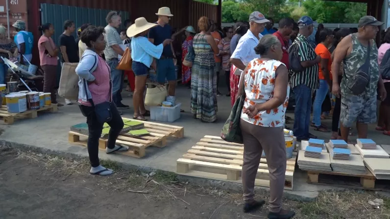 Les Nouveaux Défis Magazine de l'économie  Les Nouveaux Défis, c’est votre rendez-vous avec l’économie de La Réunion.  Chaque mois, Stéphanie Joannès vous invite dans les coulisses des entreprises et des industries de notre île à la découverte des secrets de la production locale et à la rencontre des hommes et des femmes qui font vivre l’économie.  Portraits, métiers, innovation, économie circulaire, environnement, vous le verrez, les défis à relever sont nombreux dans nos entreprises locales.  Un magazine 