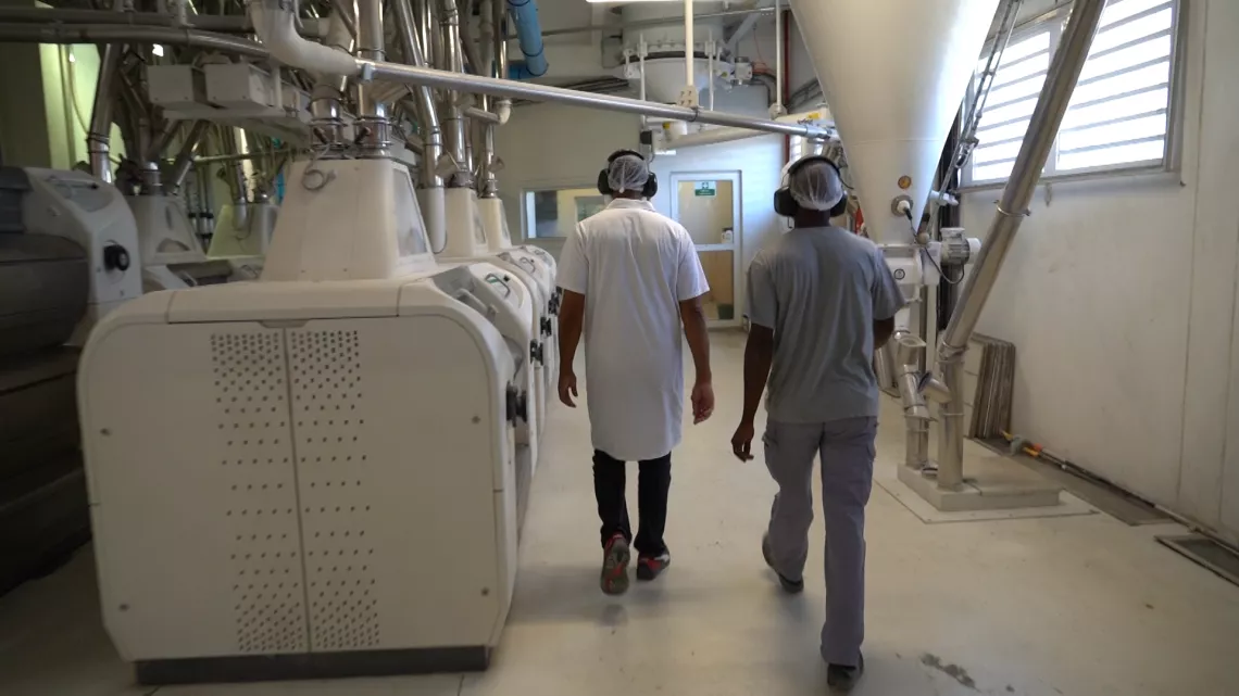 Les Nouveaux Défis Magazine de l'économie  Les Nouveaux Défis, c’est votre rendez-vous avec l’économie de La Réunion.  Chaque mois, Stéphanie Joannès vous invite dans les coulisses des entreprises et des industries de notre île à la découverte des secrets de la production locale et à la rencontre des hommes et des femmes qui font vivre l’économie.  Portraits, métiers, innovation, économie circulaire, environnement, vous le verrez, les défis à relever sont nombreux dans nos entreprises locales.  Un magazine 