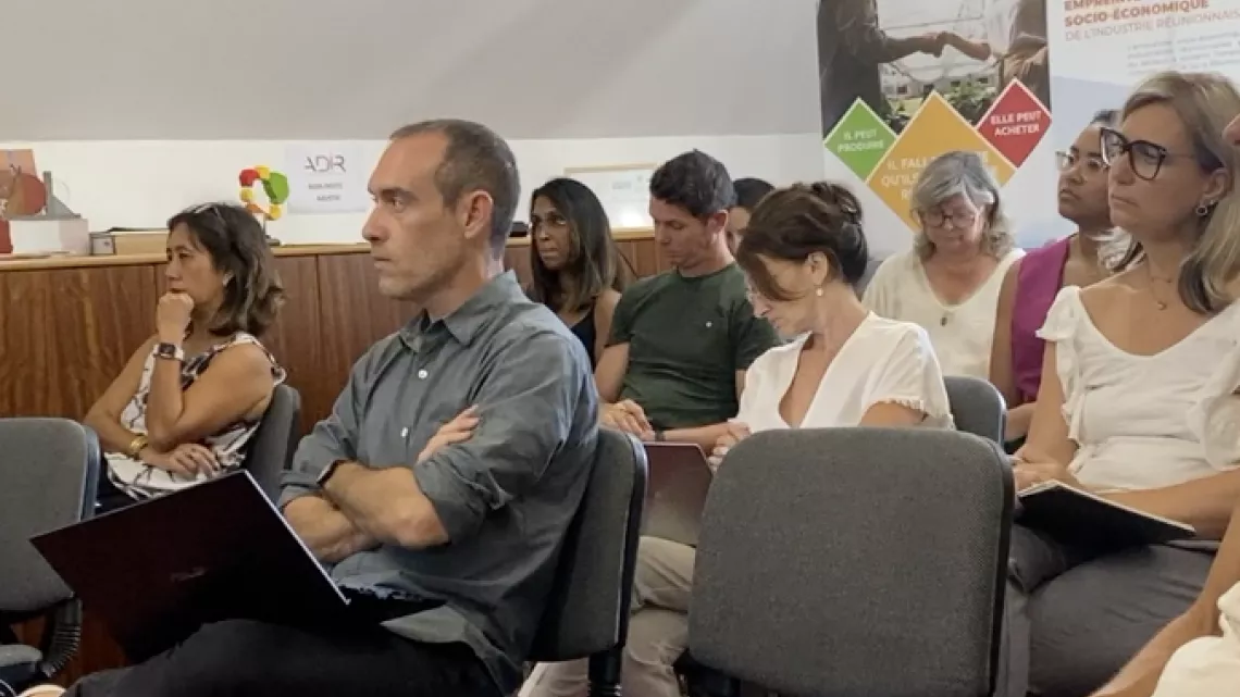 Les Nouveaux Défis Magazine de l'économie  Les Nouveaux Défis, c’est votre rendez-vous avec l’économie de La Réunion.  Chaque mois, Stéphanie Joannès vous invite dans les coulisses des entreprises et des industries de notre île à la découverte des secrets de la production locale et à la rencontre des hommes et des femmes qui font vivre l’économie.  Portraits, métiers, innovation, économie circulaire, environnement, vous le verrez, les défis à relever sont nombreux dans nos entreprises locales.  Un magazine 