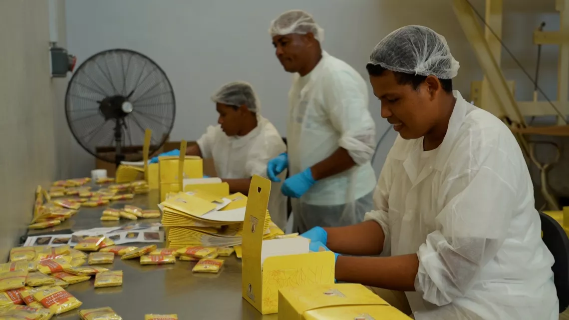 Les Nouveaux Défis, votre rendez-vous avec l’économie de l'île sur Réunion la 1ère.  Chaque mois, Stéphanie Joannès vous invite dans les coulisses des entreprises et des industries de notre île à la découverte des secrets de la production locale et à la rencontre des hommes et des femmes qui font vivre l’économie.  Portraits, métiers, innovation, économie circulaire, environnement, vous le verrez, les défis à relever sont nombreux dans nos entreprises locales.  Un magazine proposé par l’ADIR, avec le soutie