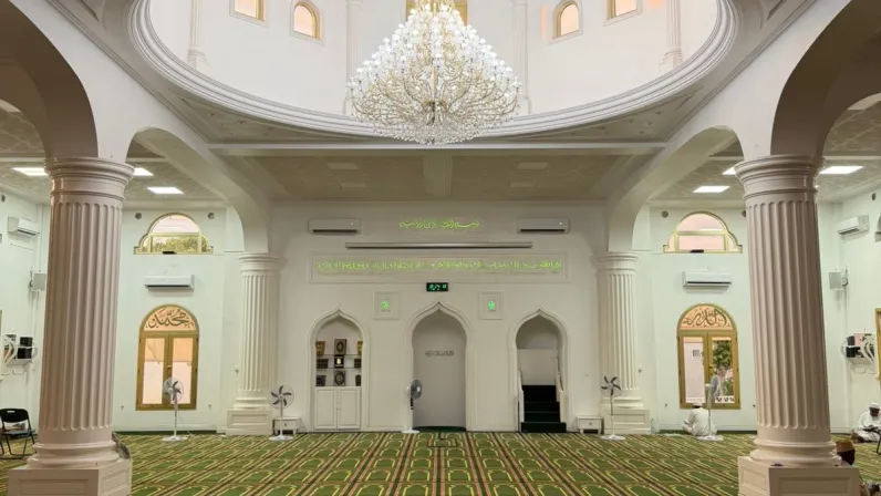 Après un mois de jeûne, la communauté musulmane de La Réunion s’apprête à fêter l’Eid, qui marque la fin du Ramadan. Réunion  la 1ère  s’associe à cette grande fête et propose une programmation spéciale en direct tv  en fonction de l’apparition de la lune le vendredi  20 ou le samedi 21  2026 de 6h25 à 7h45, présentée par Loïs Mussard.