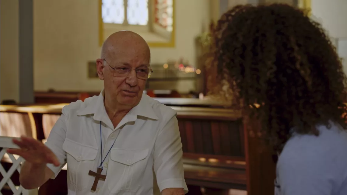 Le laboratoire du monde Philippe 20 ans, découvre l’existence du Groupe de dialogue inter-religieux réunionnais. Des Catholiques, des Hindous, des Musulmans, des Protestants, des Juifs, des Baha’is, des Orthodoxes et des adeptes des sagesses orientales, forment un groupe de laïques et de religieux qui échange pour mieux se connaitre. 