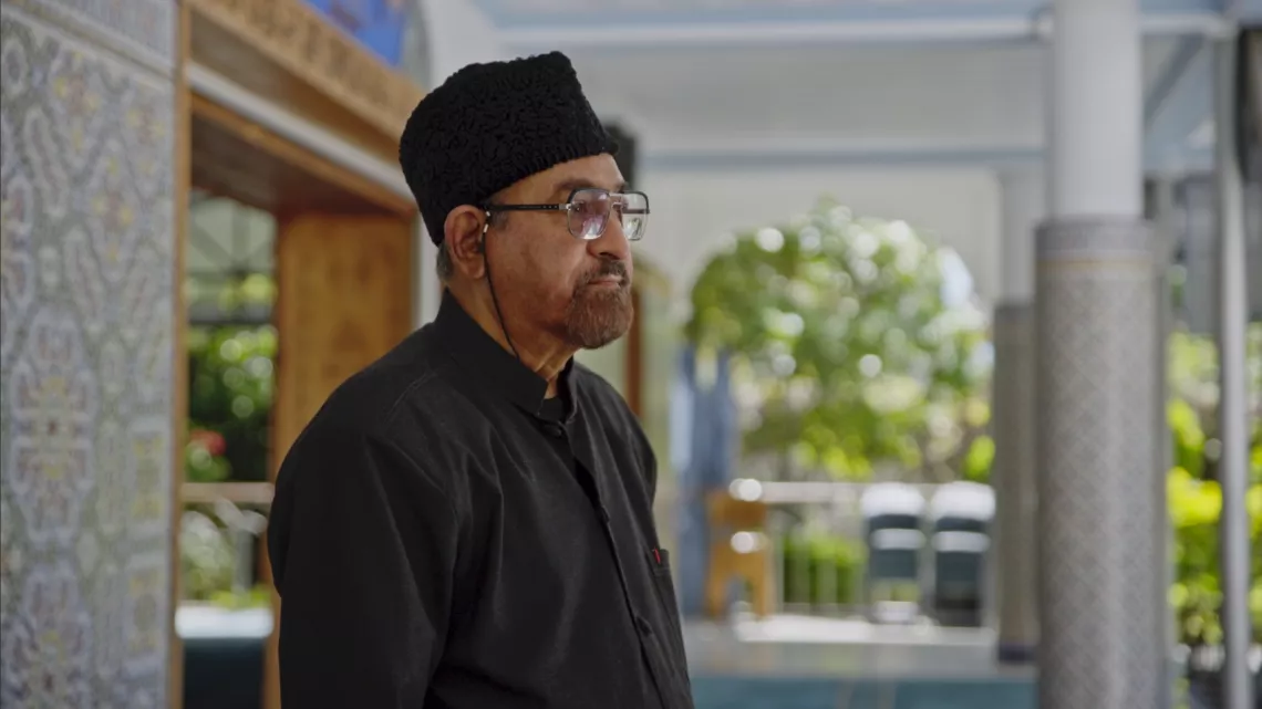 Le laboratoire du monde Philippe 20 ans, découvre l’existence du Groupe de dialogue inter-religieux réunionnais. Des Catholiques, des Hindous, des Musulmans, des Protestants, des Juifs, des Baha’is, des Orthodoxes et des adeptes des sagesses orientales, forment un groupe de laïques et de religieux qui échange pour mieux se connaitre. 