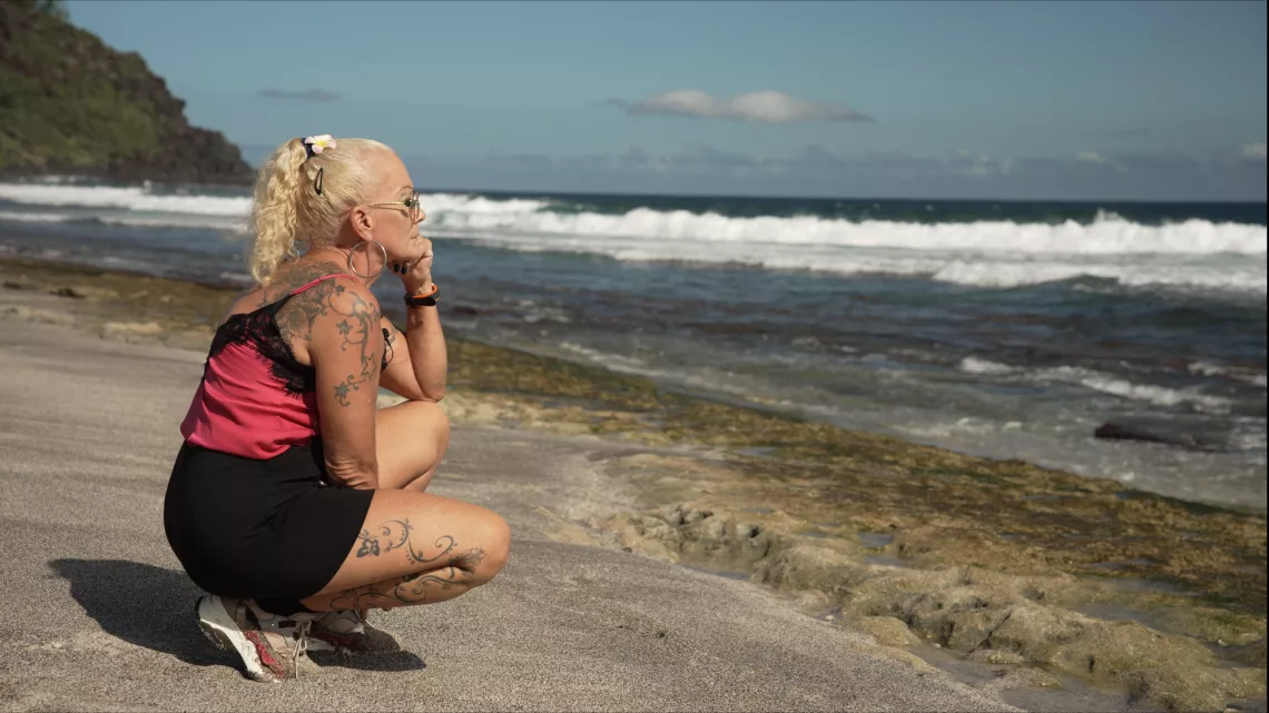 Trois générations de femmes sur l'île de la Réunion repoussent les limites de la force physique. Daisy (60 ans), Stéphanie (40 ans) et Loane (20 ans) excellent dans l'haltérophilie, la force athlétique, et le crossfit, chacune à leur manière. 